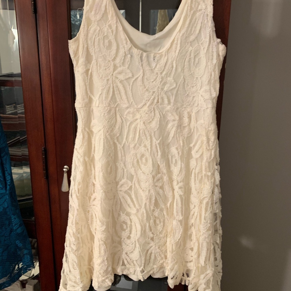 Dresses - Picture 3 of 4